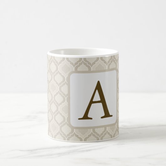 ニュートラルエレガントトーンでのモロッコトレリスのパターン コーヒーマグカップ (中央)