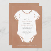 ニュートラルベージュボディスーツのミニマリスト赤ちゃんシャワー 招待状 (正面/裏面)