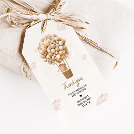 ニュートラルホットエアバルーンのアップと遠くにメッセージカード ギフトタグ