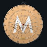 ニュートラルミニマルモダンリストオレンジモノグラム ダーツボード<br><div class="desc">オレンジ色のデザインとカスタマイズ可能なモノグラムスタイリッシュを搭載したニュートラルなミニマルモダンリストボードで、ゲームルームを次のレベルに持ち込む。エンターテイメントとエレガンスを融合した一種類のtouchのために、あなたの家族の名前でそれをパーソナライズ。家族の集まり、コンペフレンドリーーション、またはダーツ愛好家の贈り物としてパーソナライズされた最適な、このダーツボードはお洒落、あらゆる宇宙に洗練された外観を追加する。おもしろいと機能向けに設計され、ダーツゲームを高めるためにモダンデザインと個人のしゃれている完璧なブレンド。</div>