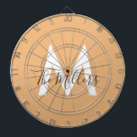 ニュートラルミニマルモダンリストオレンジモノグラム ダーツボード<br><div class="desc">オレンジ色のデザインとカスタマイズ可能なモノグラムスタイリッシュを搭載したニュートラルなミニマルモダンリストボードで、ゲームルームを次のレベルに持ち込む。エンターテイメントとエレガンスを融合した一種類のtouchのために、あなたの家族の名前でそれをパーソナライズ。家族の集まり、コンペフレンドリーーション、またはダーツ愛好家の贈り物としてパーソナライズされた最適な、このダーツボードはお洒落、あらゆる宇宙に洗練された外観を追加する。おもしろいと機能向けに設計され、ダーツゲームを高めるためにモダンデザインと個人のしゃれている完璧なブレンド。</div>