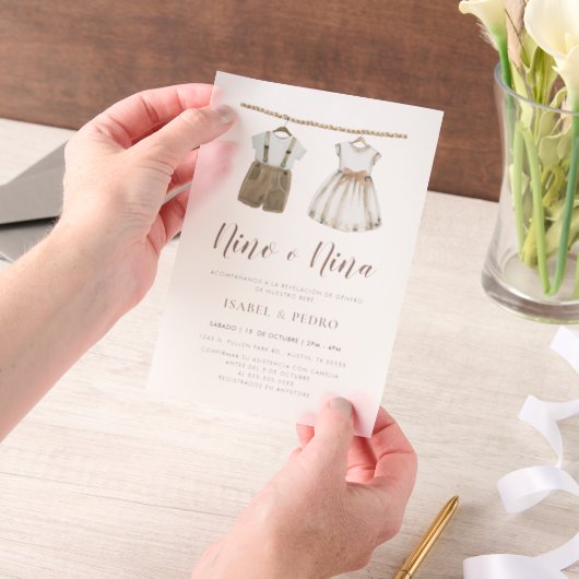 ニュートラル赤ん坊の服スペインの性リビール ベラム紙招待状 (ポータブル)