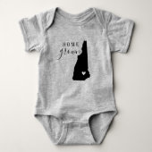 ニューハンプシャーホームグロウン州ティー ベビーボディスーツ (正面)