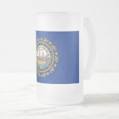 ニューハンプシャー州旗を持つ曇りガラスのマグカップ フロストグラスビールジョッキ (正面右)