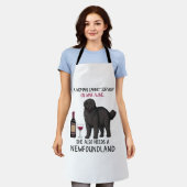 ニューファンドランドとワインおもしろい犬 エプロン (着用した状態)