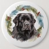 ニューファンドランドのクリスマスリース お祭り好きな犬 缶バッジ (正面)