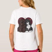 ニューファンドランドの子犬のハグ Tシャツ (裏面)