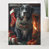 ニューファンドランドの犬とクリスマスの贈り物がある暖炉 カード (正面)