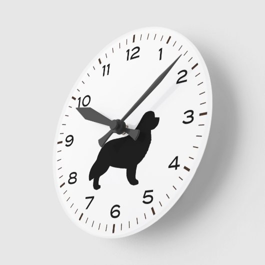 ニューファンドランド犬の毛のシルエット ラウンド壁時計 (傾斜)