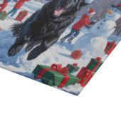 ニューファンドランド走のクリスマス帽子と雪の中にある カッティングボード (角)