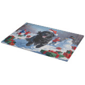 ニューファンドランド走のクリスマス帽子と雪の中にある カッティングボード (角)