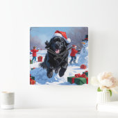 ニューファンドランド走のクリスマス帽子と雪の中にある スクエア壁時計 (ホーム)