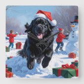 ニューファンドランド走のクリスマス帽子と雪の中にある スクエア壁時計 (正面)