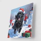 ニューファンドランド走のクリスマス帽子と雪の中にある スクエア壁時計 (傾斜)