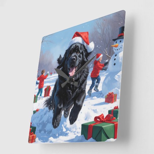 ニューファンドランド走のクリスマス帽子と雪の中にある スクエア壁時計 (傾斜)