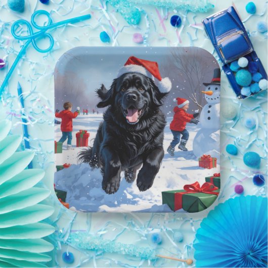 ニューファンドランド走のクリスマス帽子と雪の中にある ペーパープレート (パーティー)