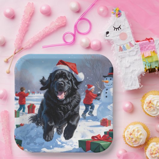 ニューファンドランド走のクリスマス帽子と雪の中にある ペーパープレート (パーティー)