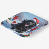 ニューファンドランド走のクリスマス帽子と雪の中にある ペーパープレート (傾斜あり)