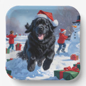 ニューファンドランド走のクリスマス帽子と雪の中にある ペーパープレート (正面)