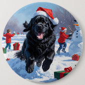ニューファンドランド走のクリスマス帽子と雪の中にある 缶バッジ (正面)