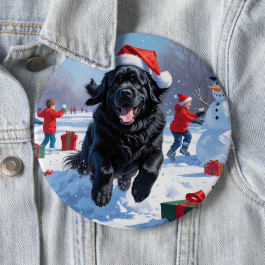 ニューファンドランド走のクリスマス帽子と雪の中にある 缶バッジ (インサイチュ)