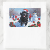 ニューファンドランド走のクリスマス帽子と雪の中にある 長方形シール (バッグ)