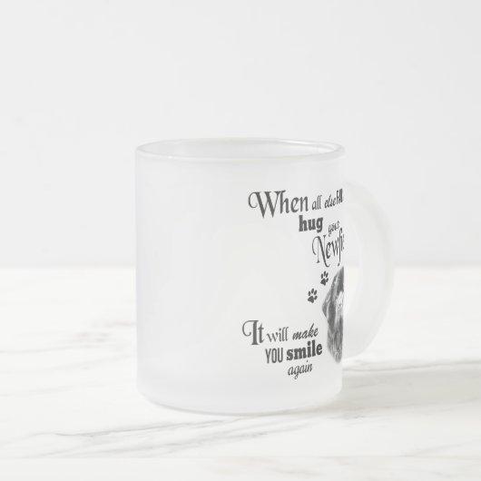 ニューファンドランモダンダー美術のかわいい犬種のスローガン フロストグラスマグカップ (正面右)