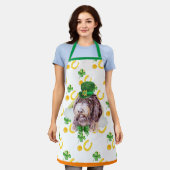 ニューフィプーホリデイホームデコールセントパトリックの日犬 エプロン (着用した状態)