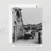 ニューポートロードアイランド、トラックから穀物を積み込む男性 ポストカード (正面/裏面)