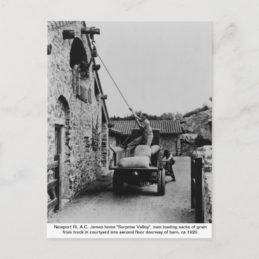 ニューポートロードアイランド、トラックから穀物を積み込む男性 ポストカード (正面)