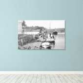 ニューポート、オレゴン州ウォーターフロントビュー魚釣りボート キャンバスプリント (インサイチュ (ウッドフロア))