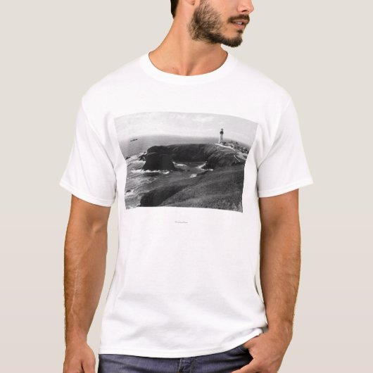 ニューポート、オレゴンYaquinaの灯台眺め Tシャツ (正面)