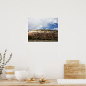 ニューメキシコの山々の色を越えて移動する雲 ポスター (キッチン)