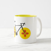 ニューメキシコの旗のサイクリング ツートーンマグカップ (正面右)