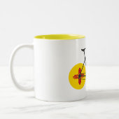 ニューメキシコの旗のサイクリング ツートーンマグカップ (左)