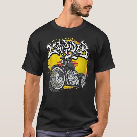 ニューメキシコ州旗ラティーノヴィッチャチョロモーターサイクルロー Tシャツ (正面)