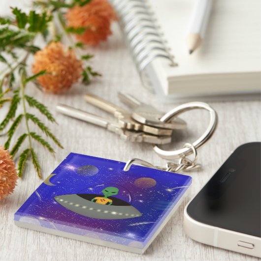 ニューメキシコTシャツを着た宇宙船のエイリアン キーホルダー (正面右)