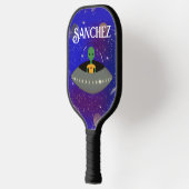 ニューメキシコTシャツを着た宇宙船のエイリアン ピックルボールラケット (左)