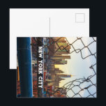 ニューヨークのスカイライン写真サンセット ポストカード<br><div class="desc">マンハッタン橋のフェンスを通って夕暮れ時にマンハッタンの下にあるニューヨークのスカイラインの旅行写真</div>