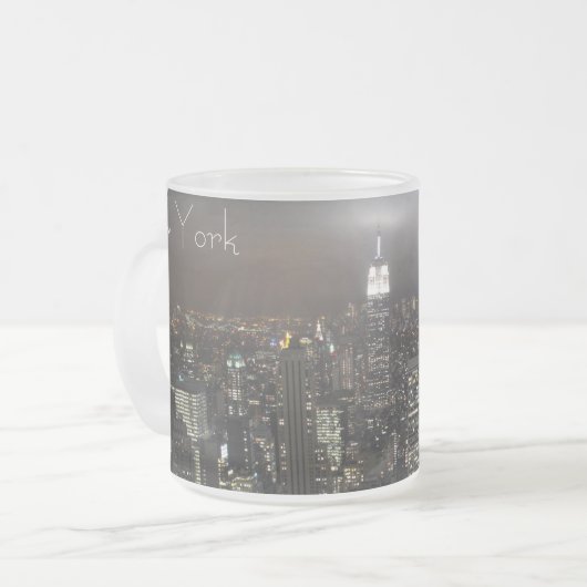 ニューヨークのビールのジョッキの都市景観のニューヨーク夜マグ フロストグラスマグカップ (正面左)