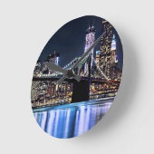 ニューヨークのブルックリン橋の反射の眺め ラウンド壁時計 (傾斜)