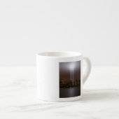 ニューヨークのライトの世界貿易センター捧げ物。 エスプレッソカップ (正面右)