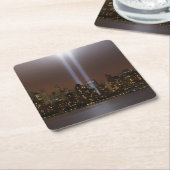 ニューヨークのライトの世界貿易センター捧げ物。 スクエアペーパーコースター (アングル)