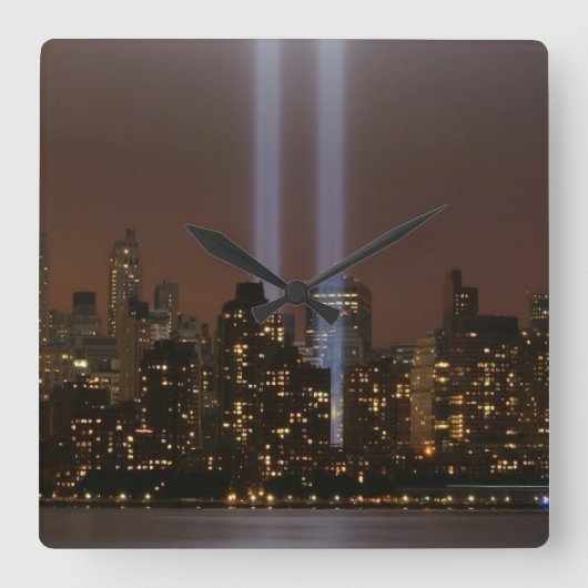 ニューヨークのライトの世界貿易センター捧げ物。 スクエア壁時計 (正面)