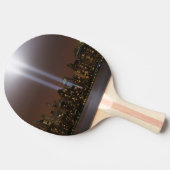 ニューヨークのライトの世界貿易センター捧げ物。 卓球ラケット (横)