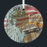 ニューヨークのヴィンテージ旅行ポスター。 ガラスオーナメント<br><div class="desc">ニューヨークのポスターでタイムスリップヴィンテージ!ヴィンテージロサンゼルスレトロのポスター！車や街並みを持つ懐かしい旅行イラストレーション。ニューヨークのポスターで時間に合わせて旅行！ new,  york，コラージュ，ヴィンテージ，ポスター， usa,  nyc，レトロ，ポストカード，イラストレーション,  ny，アメリカ，タクシー，旅行，古い，車，国， 1950s，サイン，デコール</div>