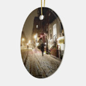 ニューヨークの冬-より低い東側の雪 セラミックオーナメント (左)