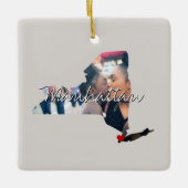 ニューヨークの州写真の挿入と町の名前 セラミックオーナメント (正面)