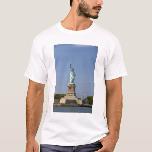 ニューヨークの自由島の自由の女神像 Tシャツ