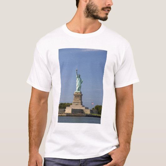 ニューヨークの自由島の自由の女神像 Tシャツ (正面)